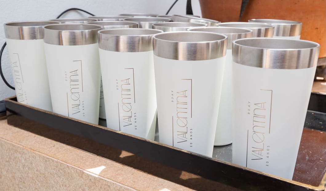 Copos térmicos personalizados em bandeja — evento Valentina 20 Anos